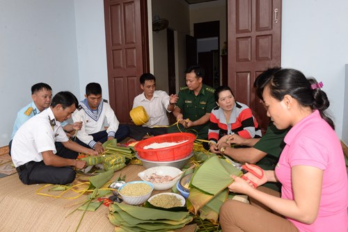 Quân-dân gói bánh chưng.